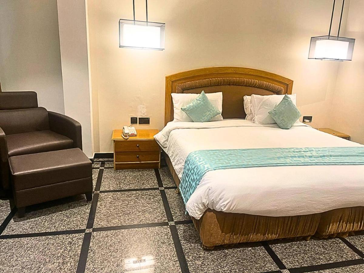 D R Utthama Nellore - Am Hotel Kollection エクステリア 写真